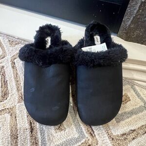 NWT Aerie Black Fuzzy Clogs/Slippers Size 6
